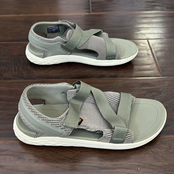 Teva Mens size 9 olive green adjustable strap sandals - Picture 1 of 7